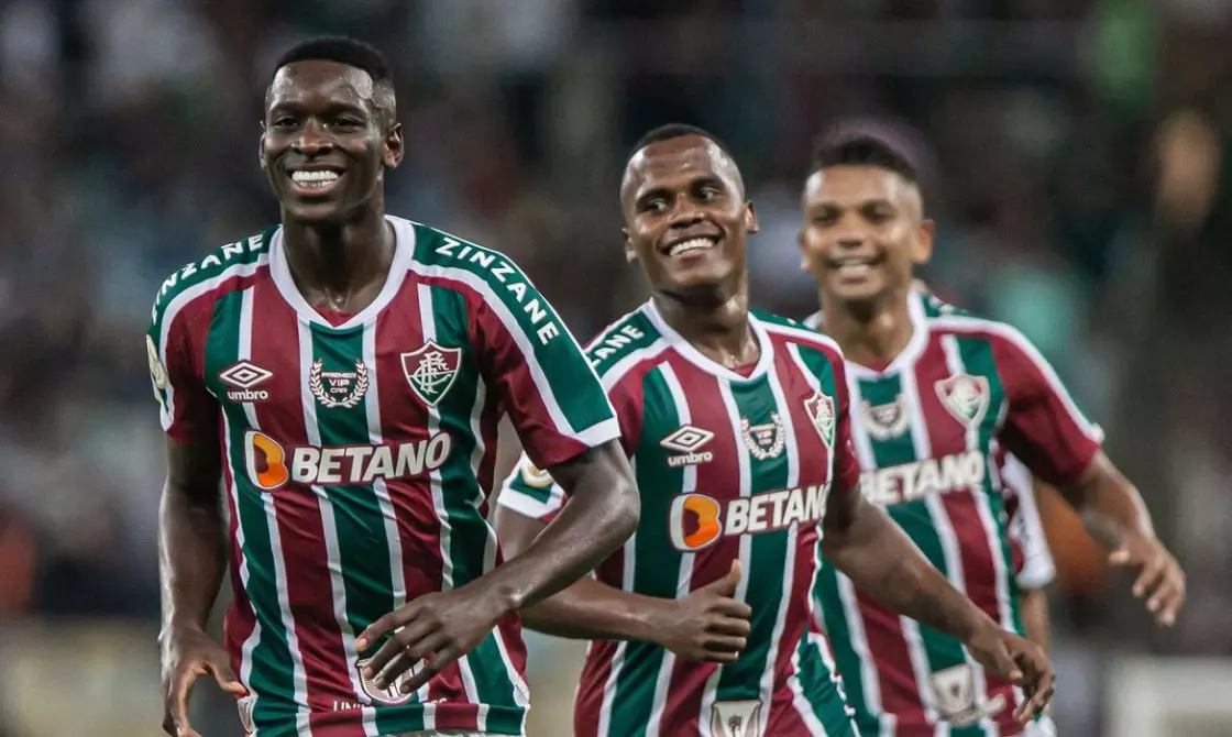 Fluminense supera o Goiás com gols no fim e festeja 120 anos na cola do Palmeiras