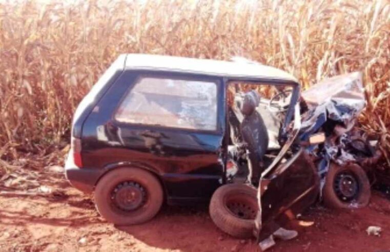 Acidente entre carro e camionete em estrada vicinal deixa duas pessoas em estado grave