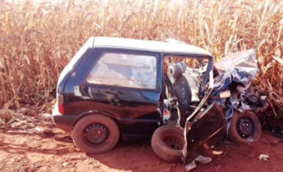 Acidente entre carro e camionete em estrada vicinal deixa duas pessoas em estado grave