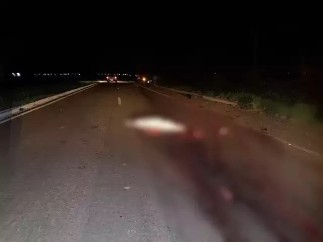 Homem morre atropelado por carreta após motociclista bêbada cair em rodovia