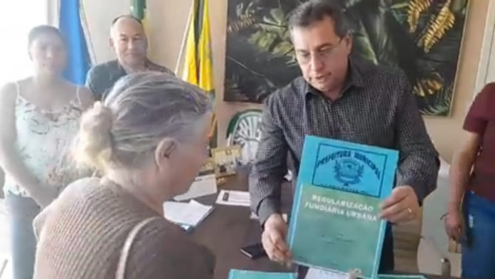 Prefeito faz a entrega oficial das escrituras de imóveis populares