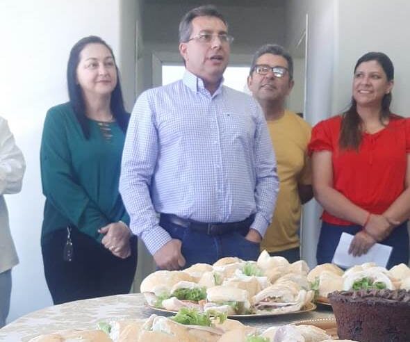 Funcionários da prefeitura de Cassilândia fazem festa surpresa para o prefeito