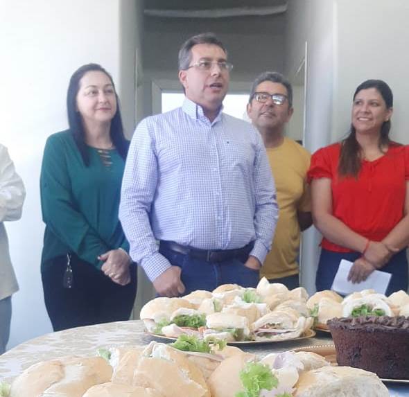 Funcionários da prefeitura de Cassilândia fazem festa surpresa para o prefeito