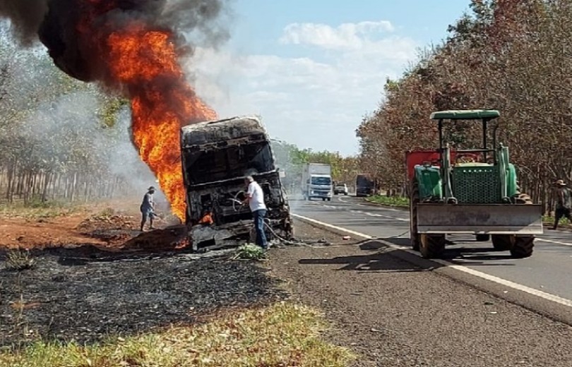 Incêndio que destruiu carreta começou por pane elétrica na BR-060 em Camapuã