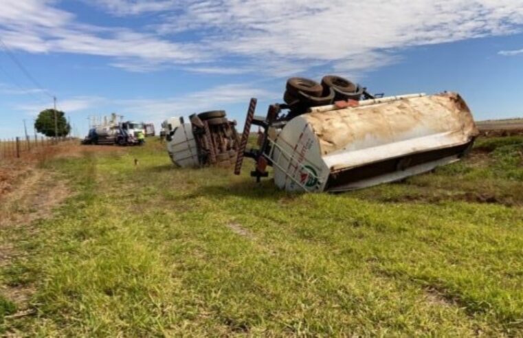 Carreta carregada de etanol tomba na MS-306 em Chapadão do Sul