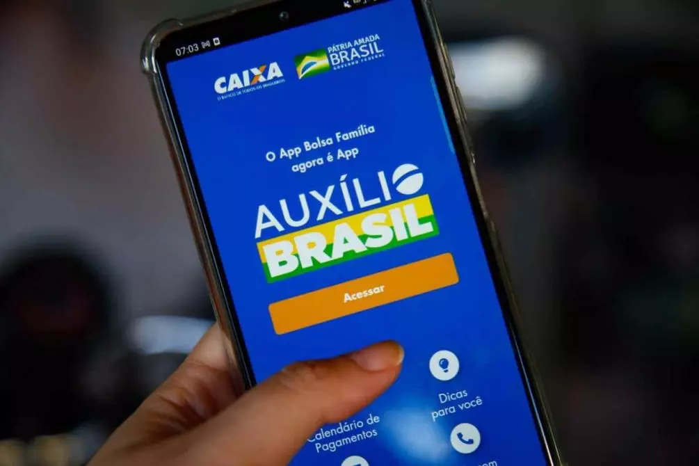 Sancionada lei que libera empréstimo consignado a beneficiários do Auxílio Brasil; confira detalhes