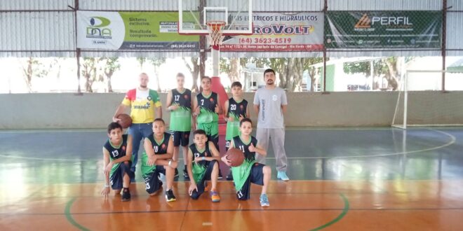 Equipe de Basquetebol Masculino de Cassilândia-MS, de 11 a 13 anos, participou do último final de semana da Copa Mão na Bola de Basquetebol na cidade de Rio Verde/GO