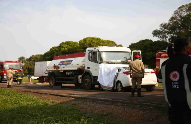 Mulher tentou proteger criança antes de acidente entre carro e caminhão na BR-262 que matou família