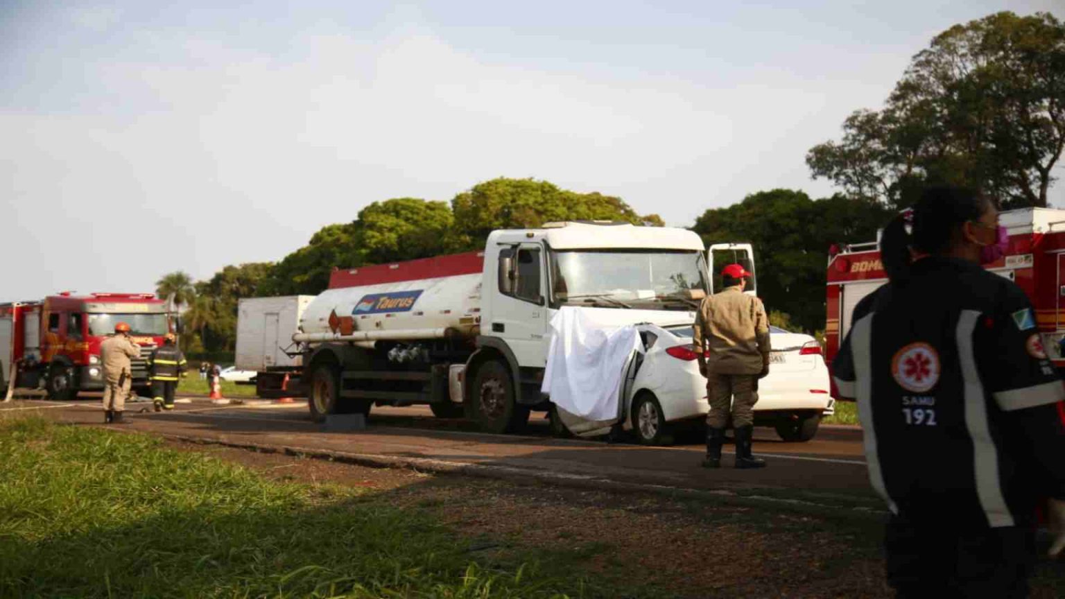 Mulher tentou proteger criança antes de acidente entre carro e caminhão na BR-262 que matou família