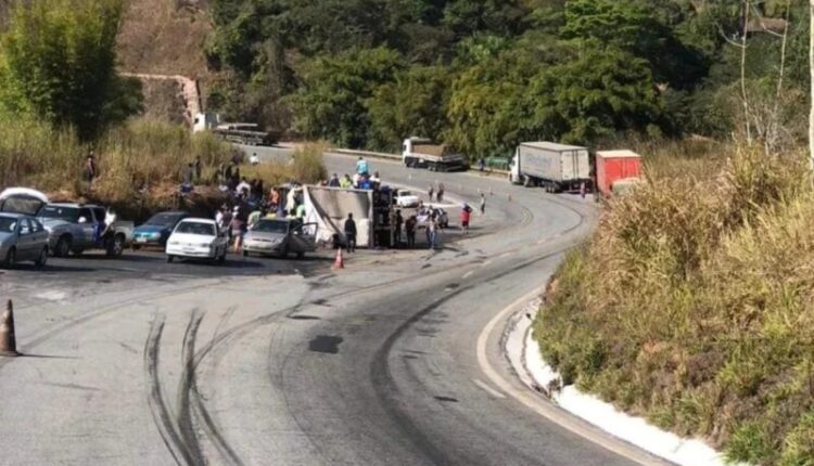 Carga de cerveja é saqueada após motorista morrer em acidente em MG