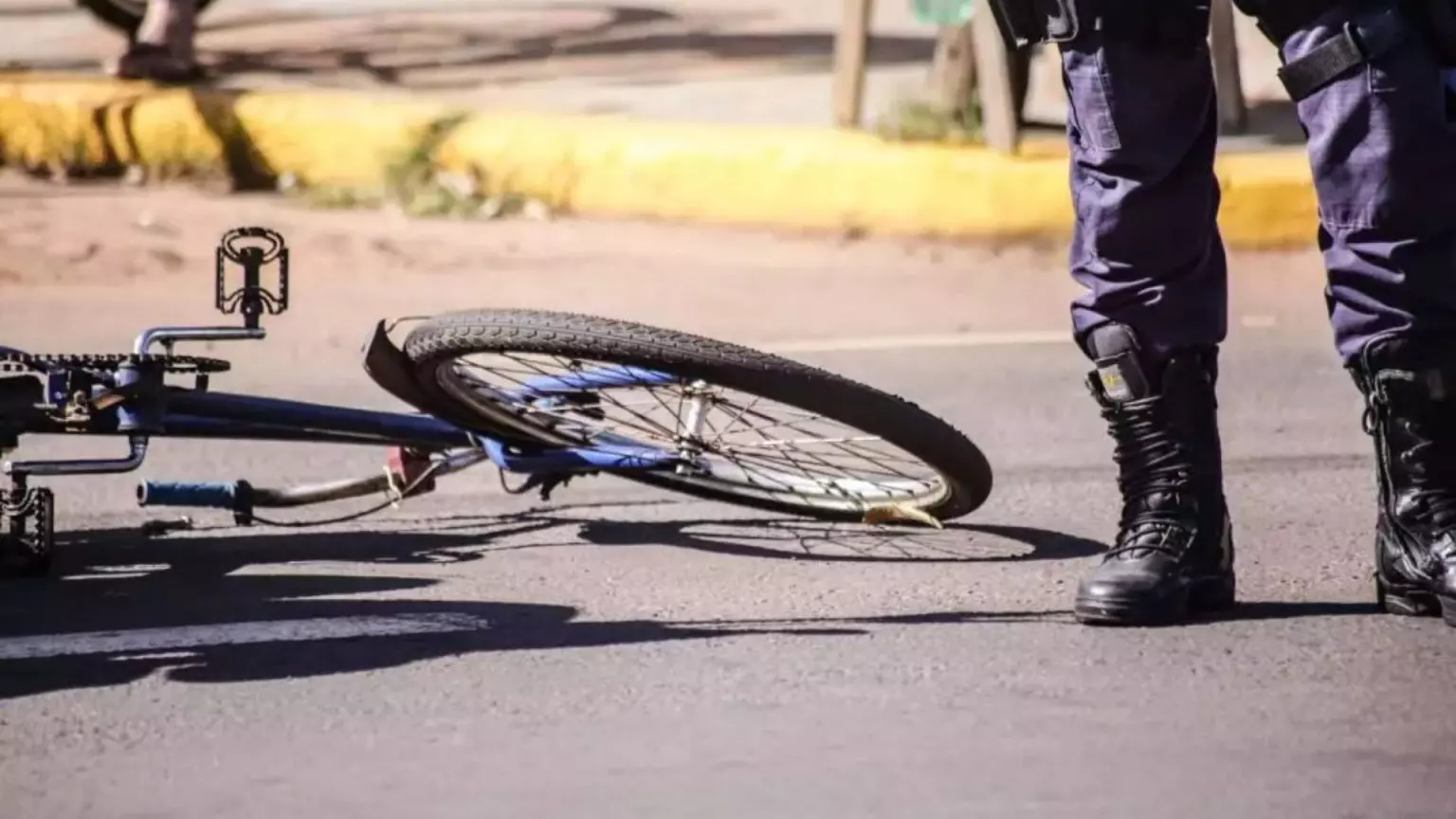 Ao passar em frente à residência, ciclista assusta com cachorro e é baleado por morador