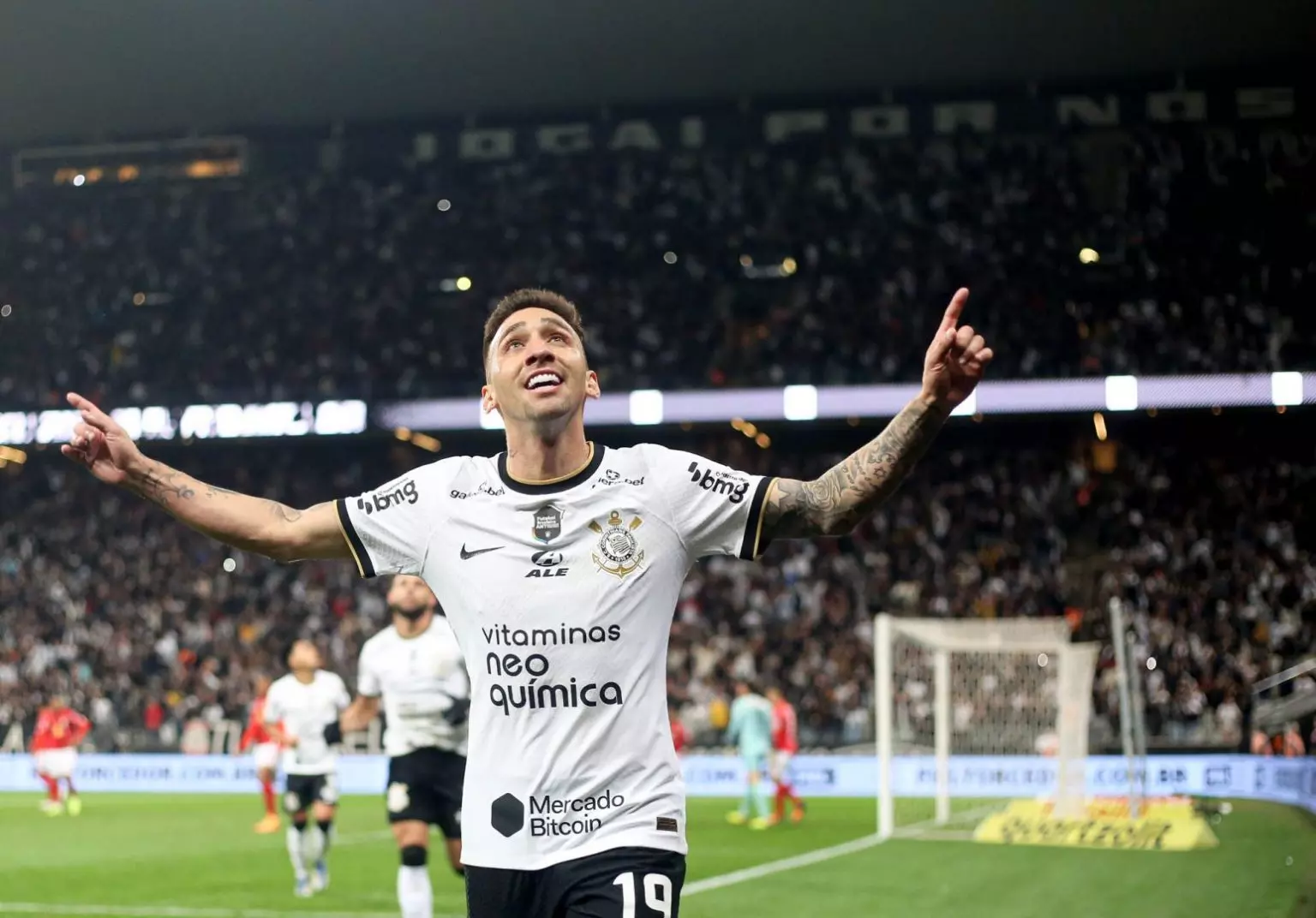 Corinthians sofre no fim, mas vence Bragantino e encerra jejum no Brasileirão