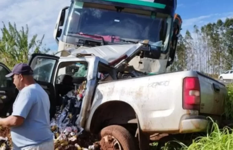 Comerciante sai ilesa de grave acidente entre S-10 e carreta na BR-163