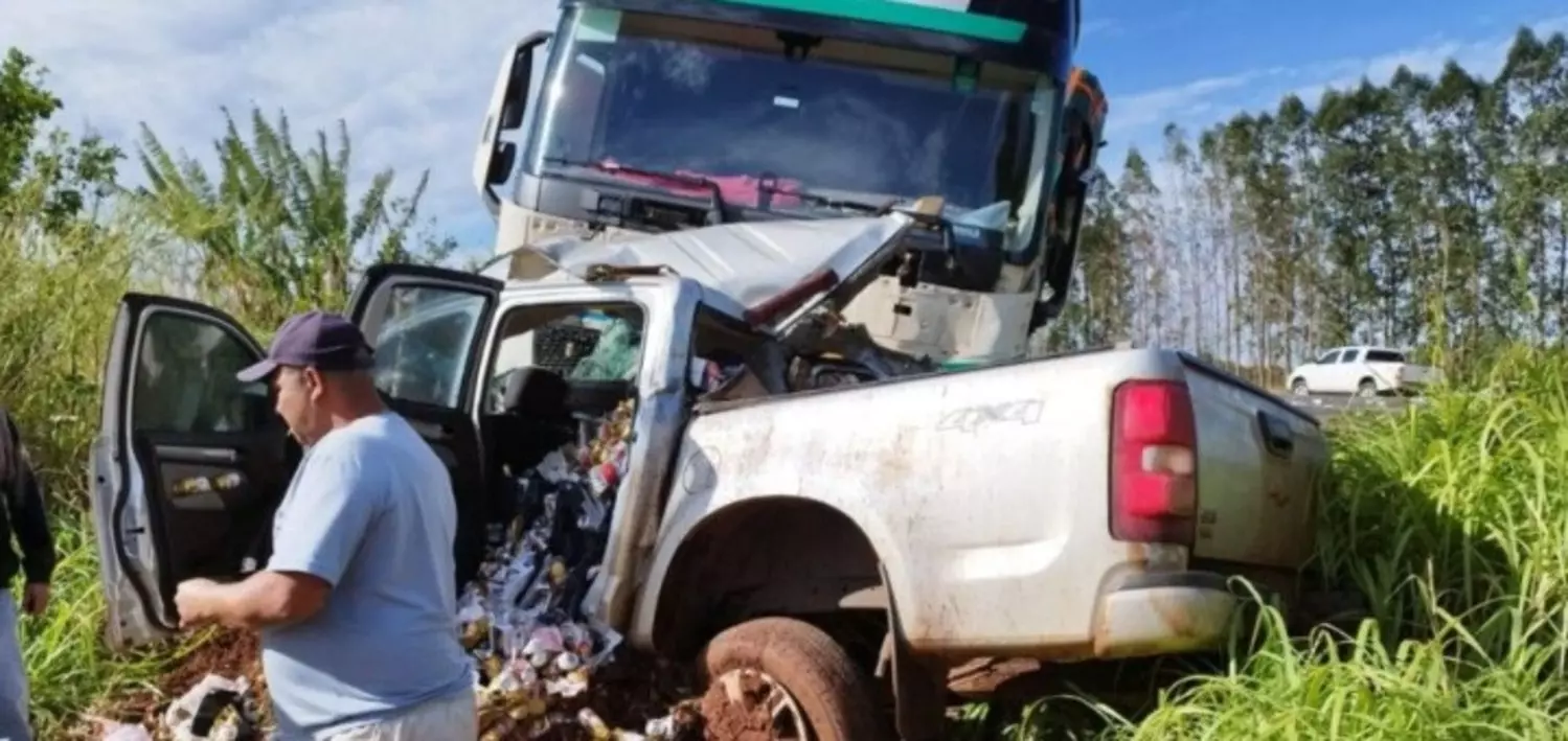 Comerciante sai ilesa de grave acidente entre S-10 e carreta na BR-163