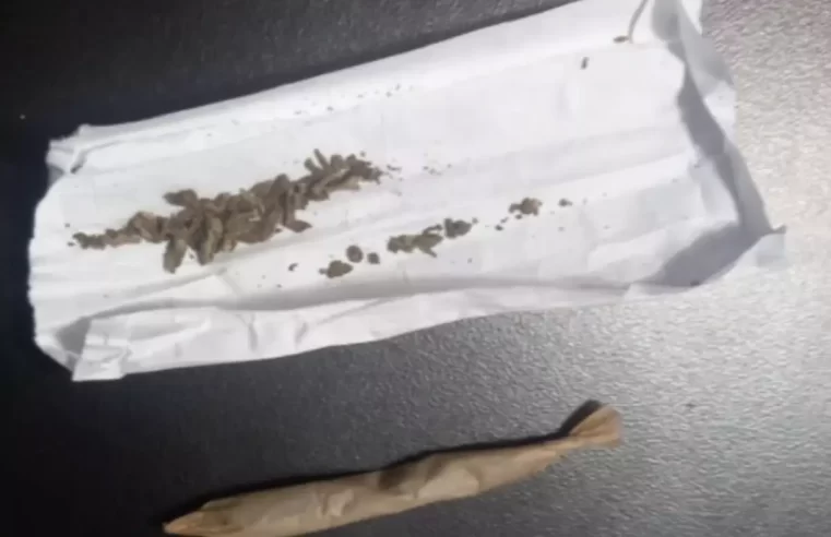 Adolescente de 15 anos é flagrado com cigarros de maconha em escola