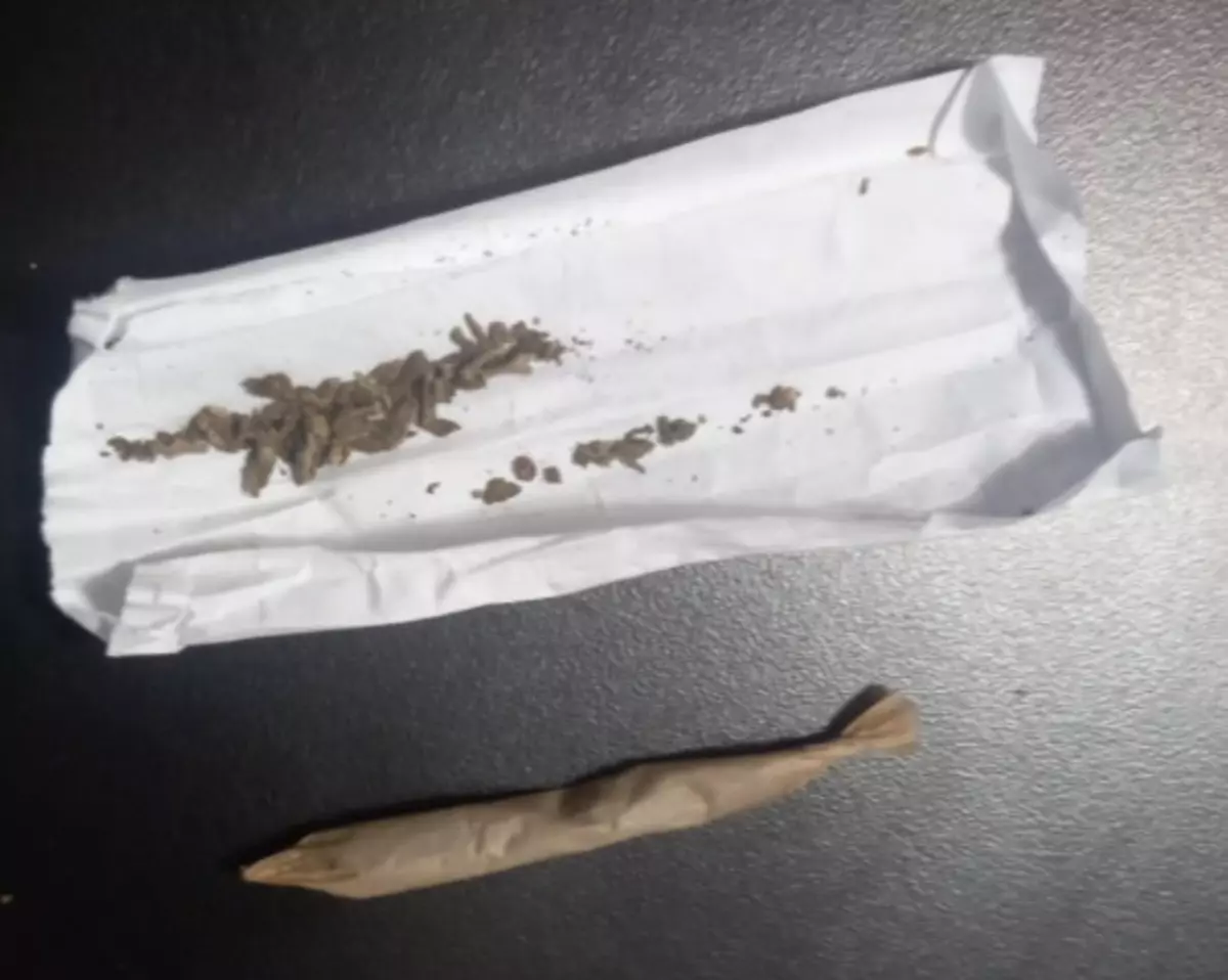 Adolescente de 15 anos é flagrado com cigarros de maconha em escola