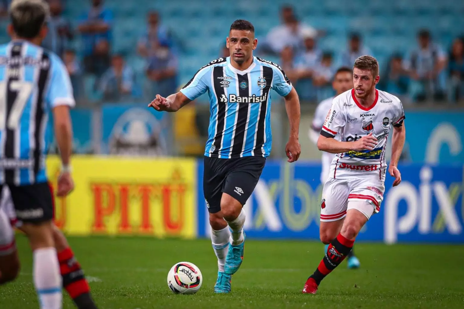 Grêmio sofre gol no fim, perde para o Ituano e segue em 3º da Série B