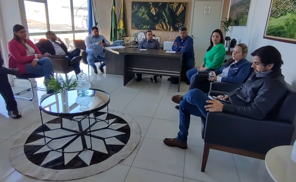 PREFEITO VALDECY COSTA FAZ REUNIÃO COM VEREADORES