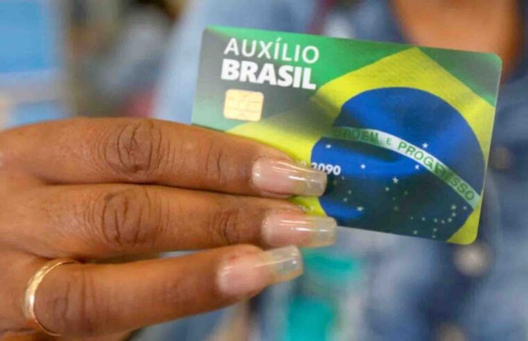 Governo começa a emitir o novo cartão do Auxílio Brasil; saiba como receber e fazer saques