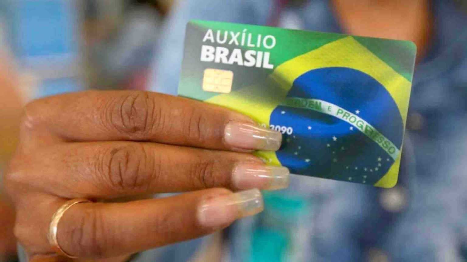 Governo começa a emitir o novo cartão do Auxílio Brasil; saiba como receber e fazer saques