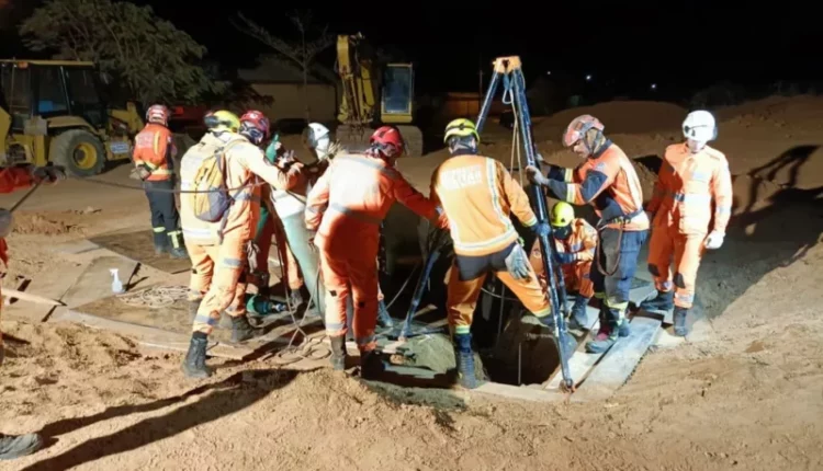 Criança que ficou 18h presa em buraco de 8 metros de profundidade em MG morre após resgate