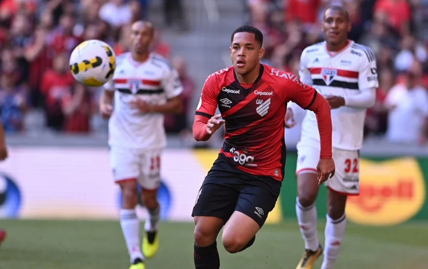 São Paulo perde do Athletico-PR e soma 5º jogo seguido sem vitória no Brasileirão