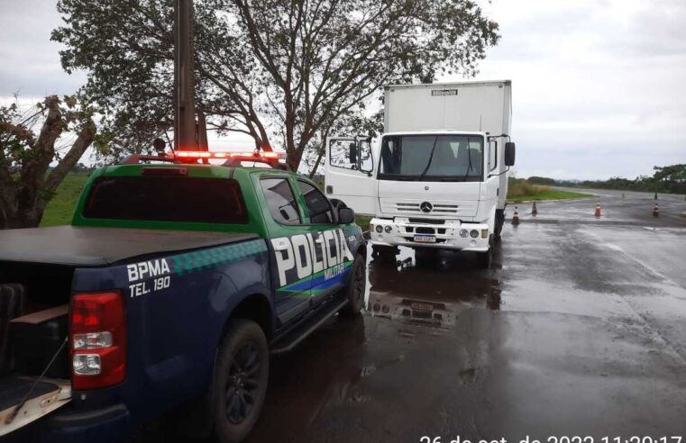 Caminhão baú de mudança roubado é recuperado em abordagem na MS-487