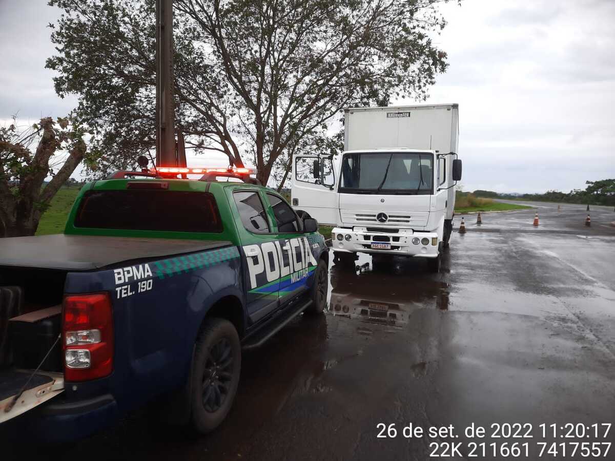 Caminhão baú de mudança roubado é recuperado em abordagem na MS-487