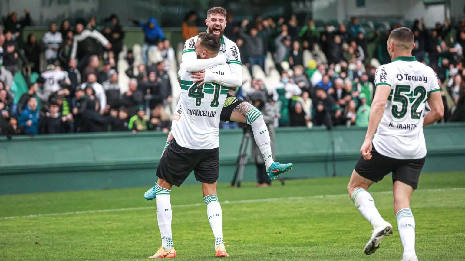 Coritiba supera Atlético-GO em casa e deixa zona do rebaixamento do Brasileirão