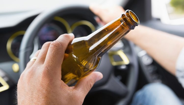 Motorista é flagrado dirigindo e ingerindo bebida alcoólica em Chapadão do Sul