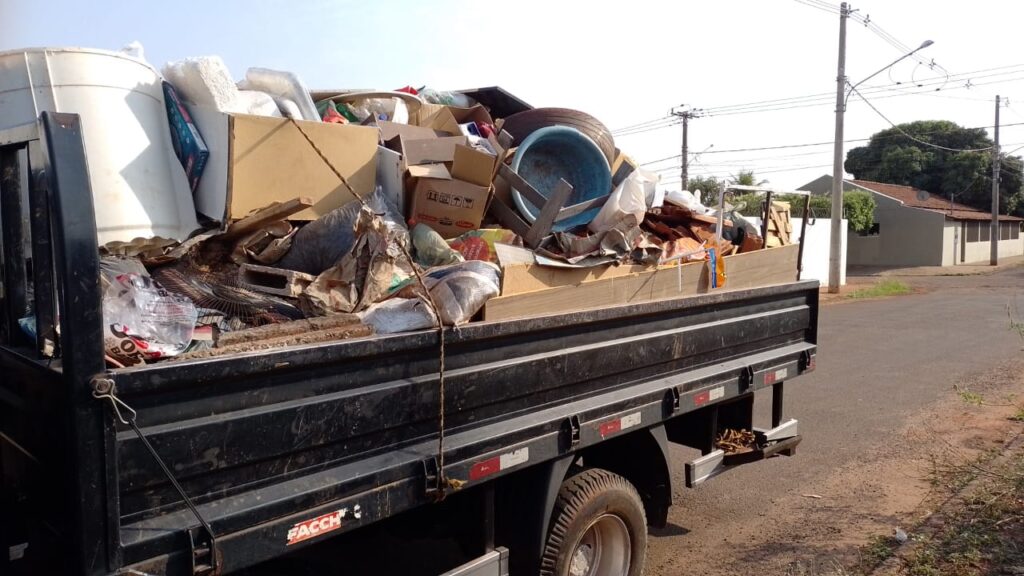 PREFEITURA DE CASSILÂNDIA-MS REALIZA LIMPEZA NO BAIRRO BOM JESUS E COAB