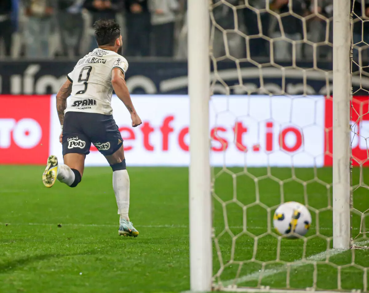 Corinthians vence Atlético-GO com gol de Yuri Alberto no fim e volta ao G-4