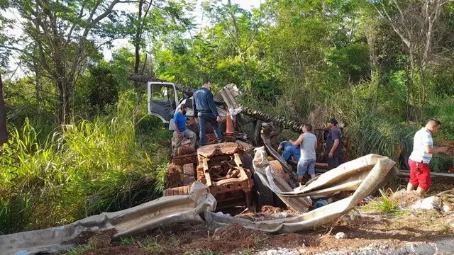 Colisão entre carretas deixa motorista gravemente ferido na MS-316