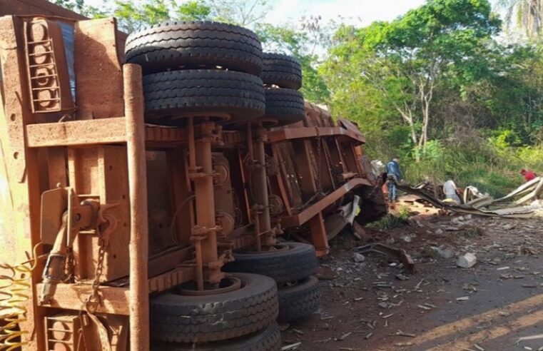 Carretas canavieiras colidem na MS-316, em Paraíso das Águas