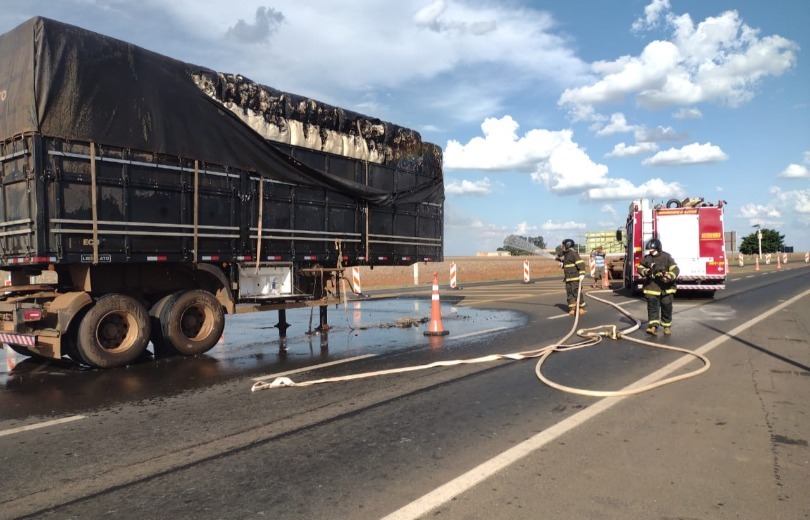 Carreta com carga de algodão pega fogo na MS-306