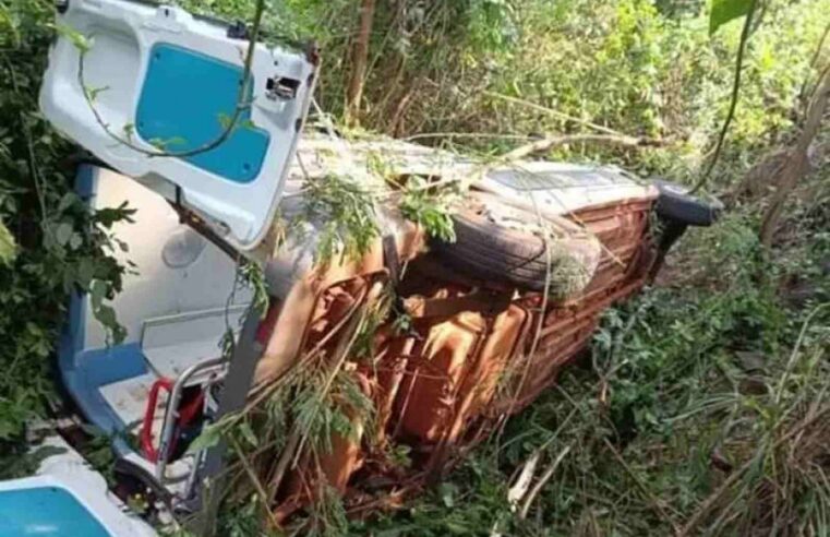 Acidente deixa 4 feridos no PR e envolve ambulância de MS e carreta