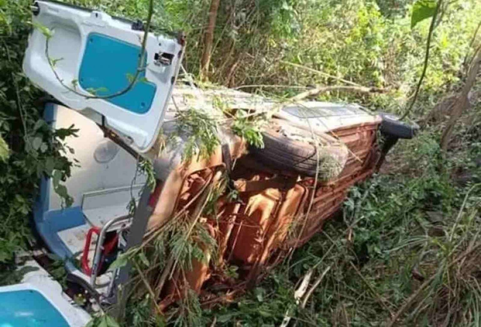 Acidente deixa 4 feridos no PR e envolve ambulância de MS e carreta