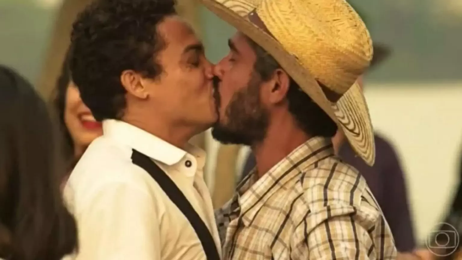 Zaquieu de ‘Pantanal’, Silvero Pereira celebra beijo gay no último capítulo da novela