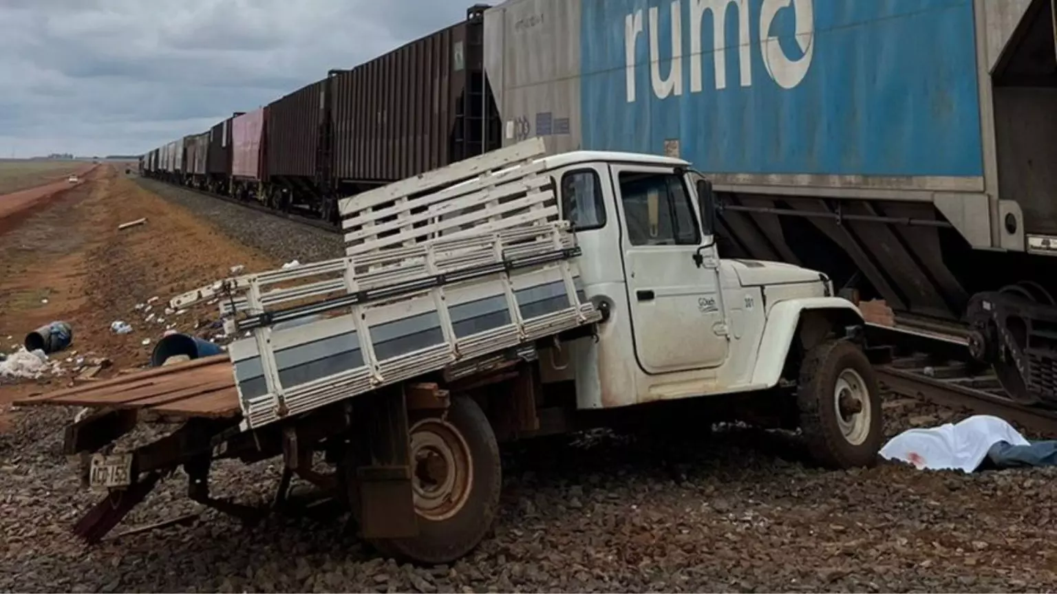 Motorista que morreu após colisão teria tentado atravessar antes da passagem do trem