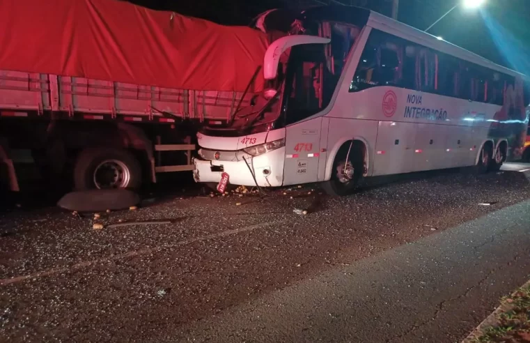 Ônibus colide em traseira de carreta estacionada na Guaicurus e seis ficam feridos