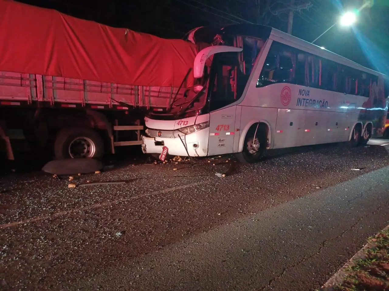 Ônibus colide em traseira de carreta estacionada na Guaicurus e seis ficam feridos