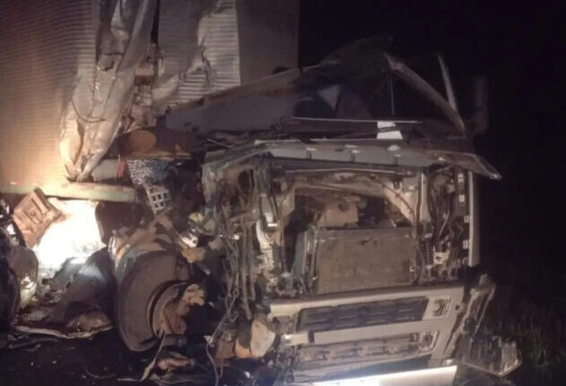 Carreta e Hilux colidiram na MS-306 em Chapadão do Sul