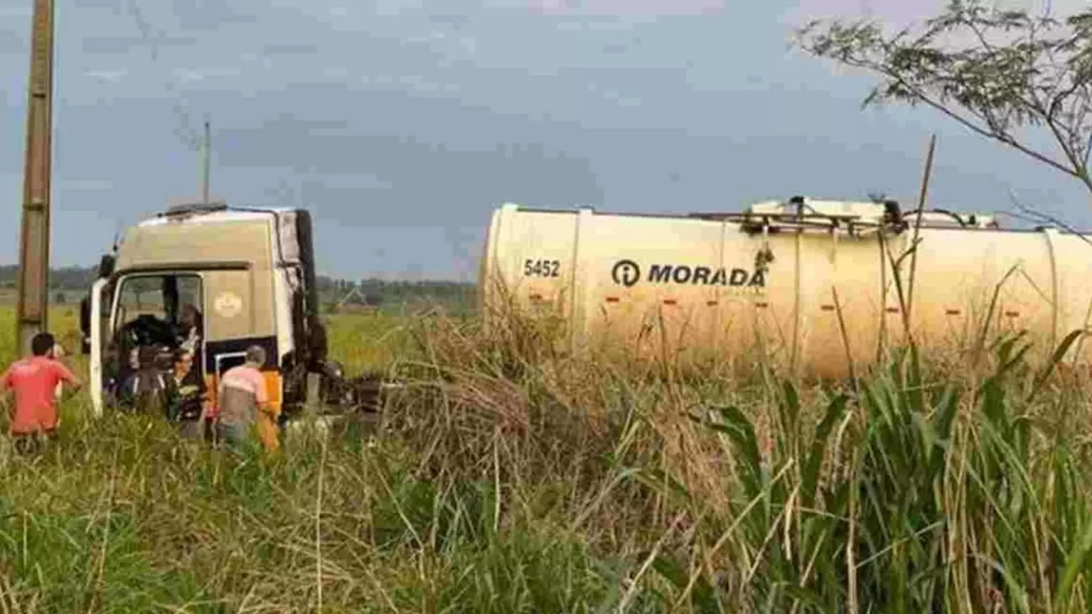 Carreta fica desgovernada após motorista sofrer mal súbito e morrer na MS-473