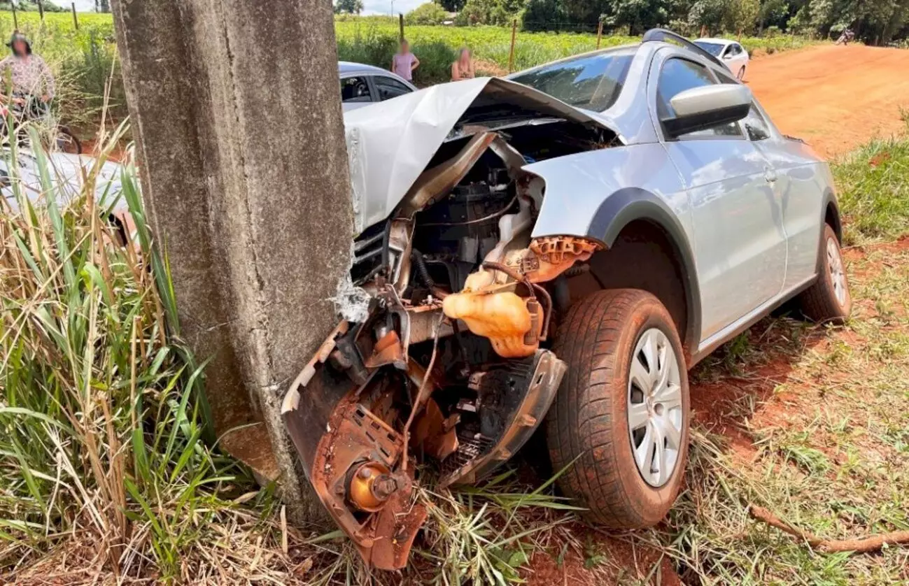 Motorista passa mal e colide Saveiro contra poste de energia elétrica