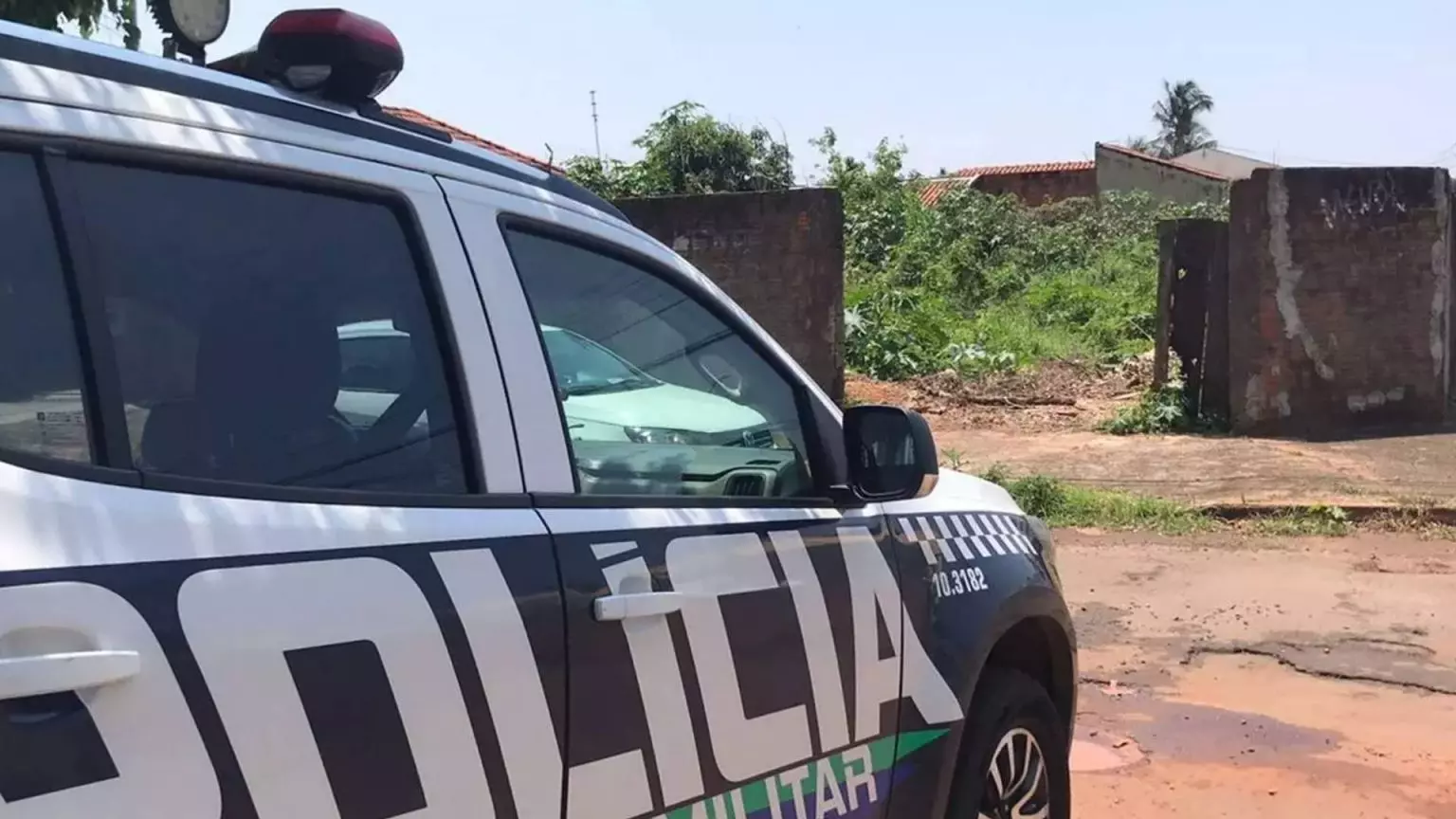 Homem encontrado morto em terreno baldio tinha passagens por furto e roubo