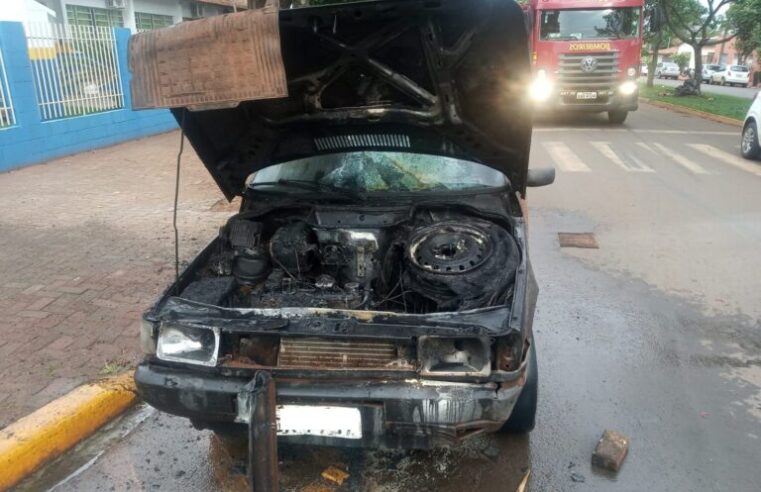 FIAT Uno é consumido por incêndio na Avenida Goiás. Bombeiros apagaram as chamas. Carro teve perda total