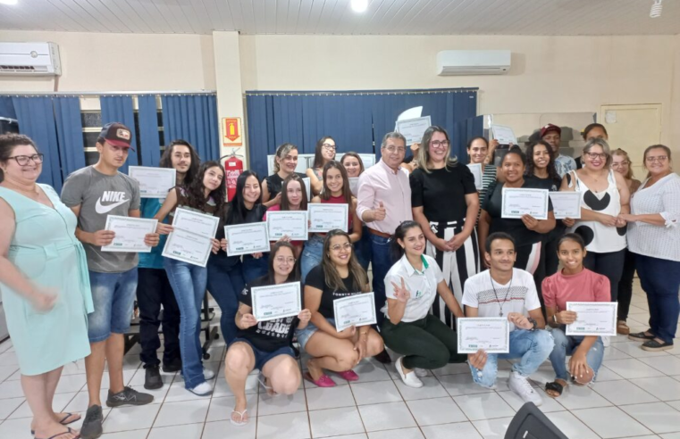 Aconteceu na noite de ontem a entrega dos Certificados dos Cursos de Atendimento ao Cliente e de Informática; Confira