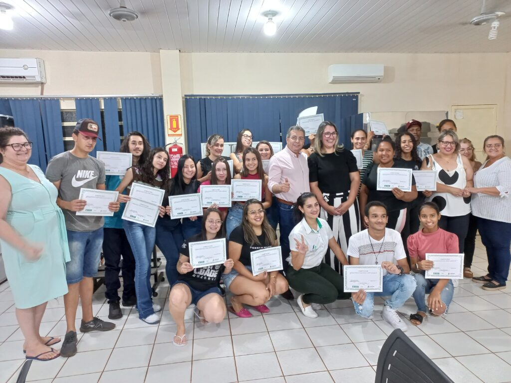 Aconteceu na noite de ontem a entrega dos Certificados dos Cursos de Atendimento ao Cliente e de Informática; Confira