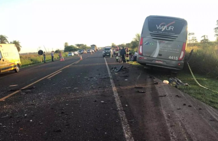 Oito dos 27 passageiros de ônibus envolvido em acidente precisaram ser encaminhados a hospital