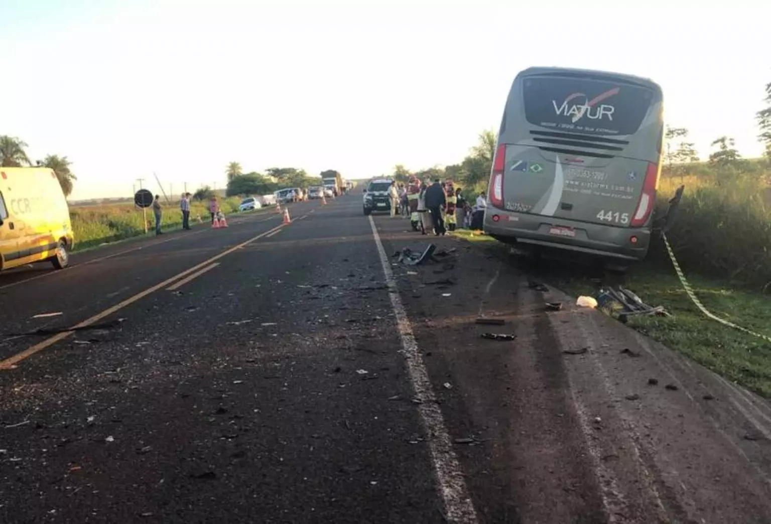 Oito dos 27 passageiros de ônibus envolvido em acidente precisaram ser encaminhados a hospital